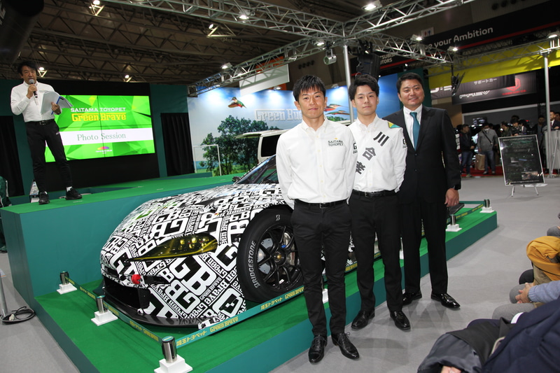 左からGreen Brave2年目の吉田選手、新加入の川合選手、埼玉トヨペット 副社長の平沼氏