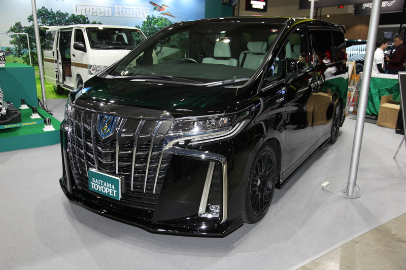 プレスブリーフィングでGRスープラ GTと同時に発表されたコンプリートカー「Green Blaze」（グリーンブレイズ）。アルファードをベースに、エアロパーツメーカー「クール」とコラボレーションして開発したエアロパーツが装着されているほか、手彫りのグラインダー加工がボンネットに施されている。なお、エアロパーツはGreen Braveのレーシングカーと同じく、風洞試験を行なっている