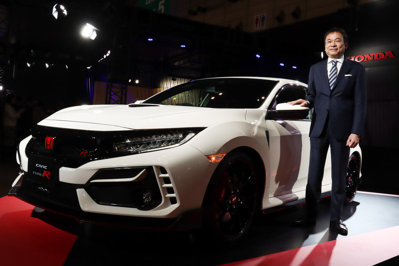 プレスカンファレンスで登壇した本田技研工業株式会社 執行役員 日本本部長 寺谷公良氏と今夏の発売を予定する新しい「シビック TYPE R」