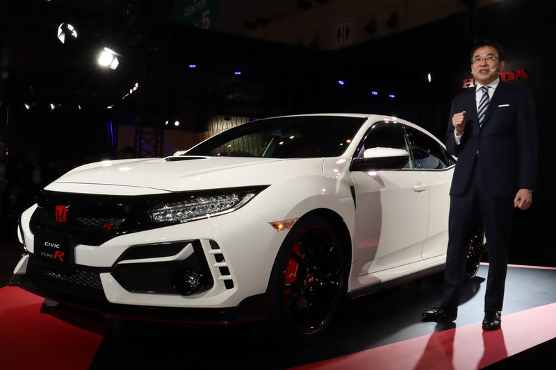 新しいシビック TYPE Rの改良点を説明する寺谷氏