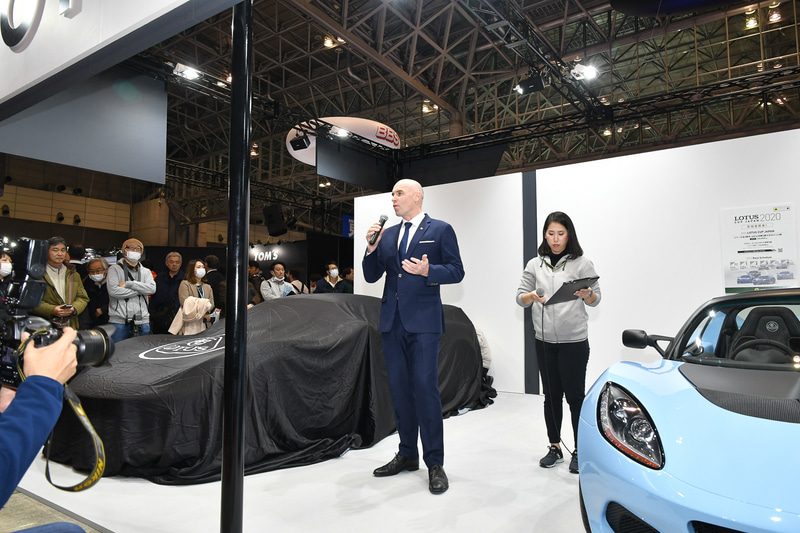 プレスカンファレンスで挨拶するロータスカーズのデイビッド・マッキンタイヤ氏