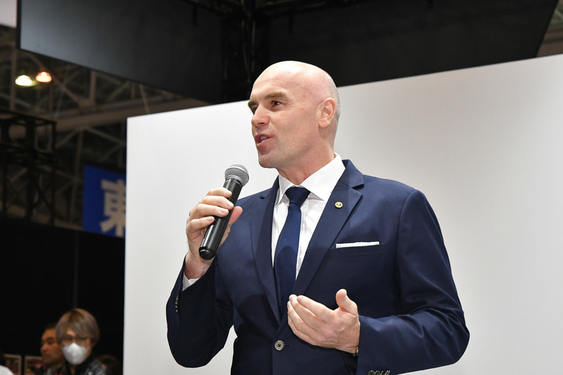 プレスカンファレンスで挨拶するロータスカーズのデイビッド・マッキンタイヤ氏