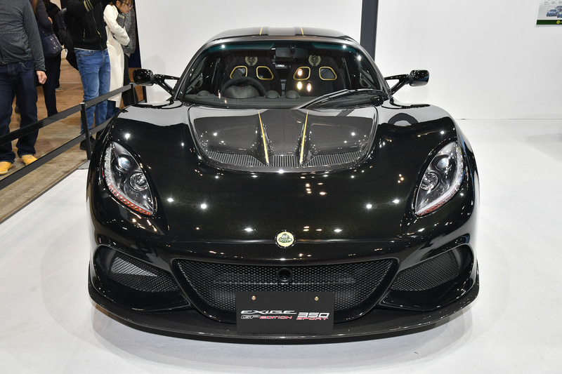 カーボンフロントスプリッター、カーボンフロントアクセスパネル、カーボンハードトップを標準装備