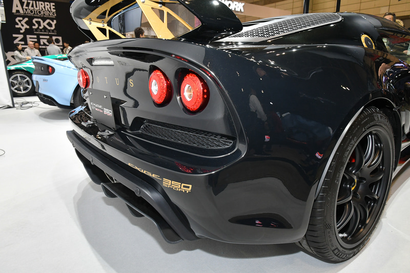 カーボンフロントスプリッター、カーボンフロントアクセスパネル、カーボンハードトップを標準装備