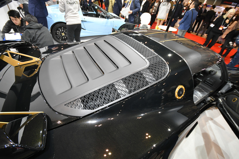 カーボンフロントスプリッター、カーボンフロントアクセスパネル、カーボンハードトップを標準装備