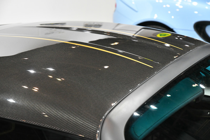 フロントアクセスパネル、ハードトップ、フューエルリッド、リアウイングアップライトにはMars Goldの特別ハイライトペイント