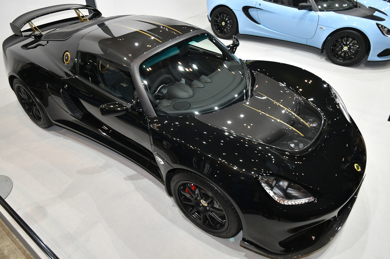 フロントアクセスパネル、ハードトップ、フューエルリッド、リアウイングアップライトにはMars Goldの特別ハイライトペイント