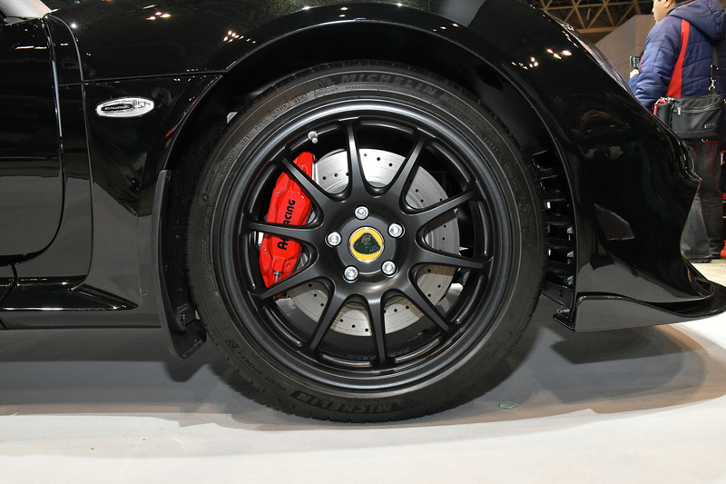 足元を引き締めるブラック軽量鍛造アルミホイール