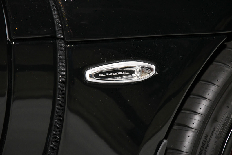 エクステリアは、通常ラインアップで選択できないゴールドのメタリックが入った「モータースポーツブラック」