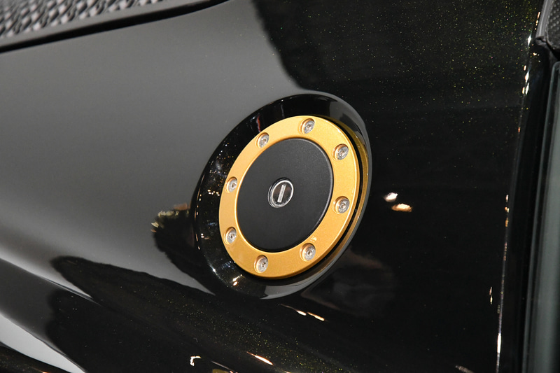 エクステリアは、通常ラインアップで選択できないゴールドのメタリックが入った「モータースポーツブラック」