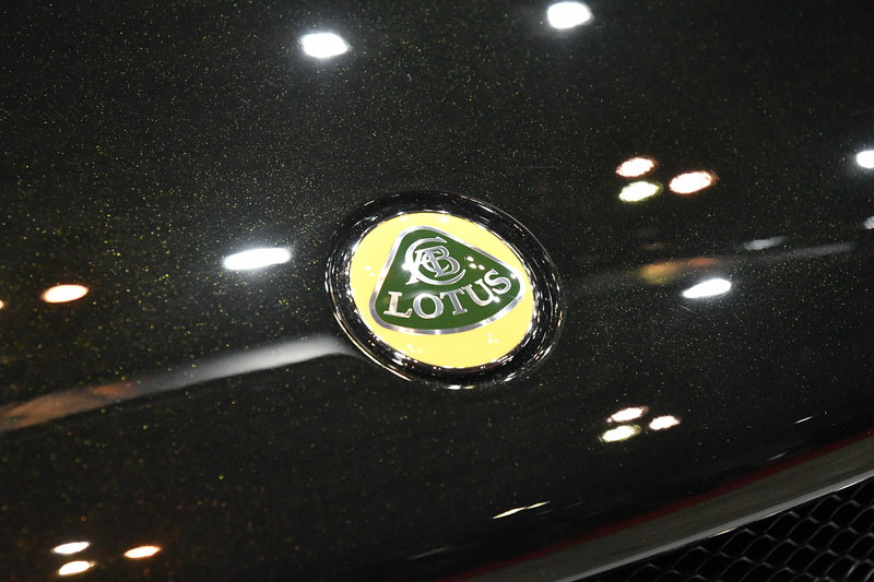 エクステリアは、通常ラインアップで選択できないゴールドのメタリックが入った「モータースポーツブラック」