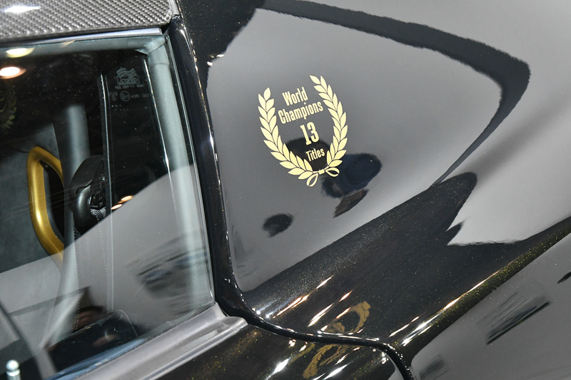 エクステリアは、通常ラインアップで選択できないゴールドのメタリックが入った「モータースポーツブラック」