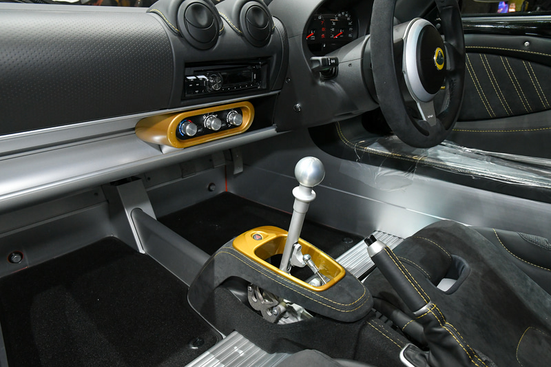 エクステリアは、通常ラインアップで選択できないゴールドのメタリックが入った「モータースポーツブラック」