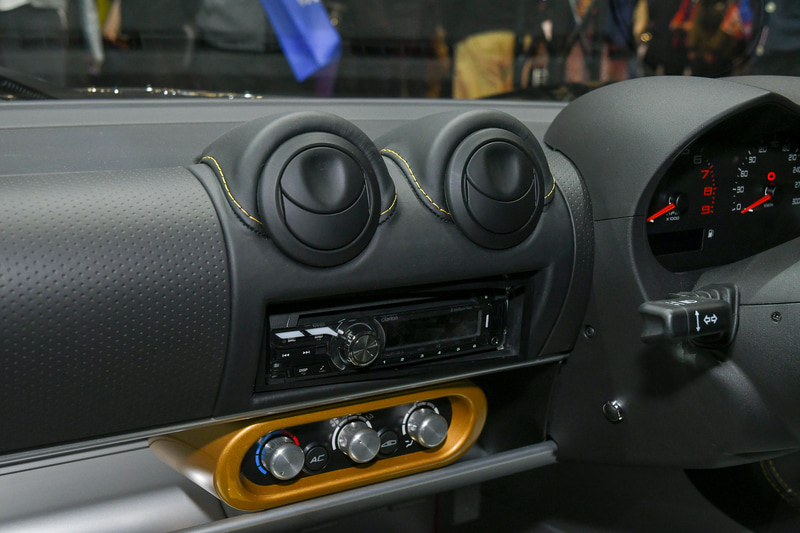 インテリアはアルカンタラパック、アルカンタラステアリングホイール、カーボンスポーツシートを標準採用