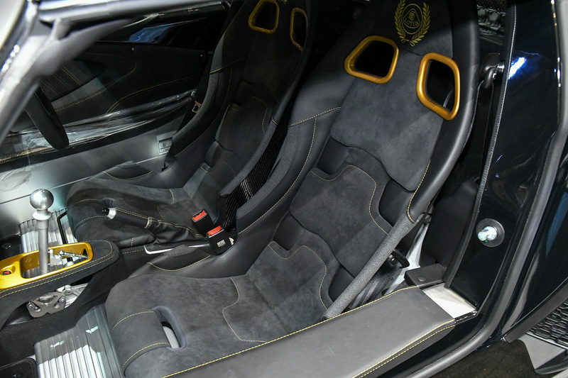 インテリアはアルカンタラパック、アルカンタラステアリングホイール、カーボンスポーツシートを標準採用