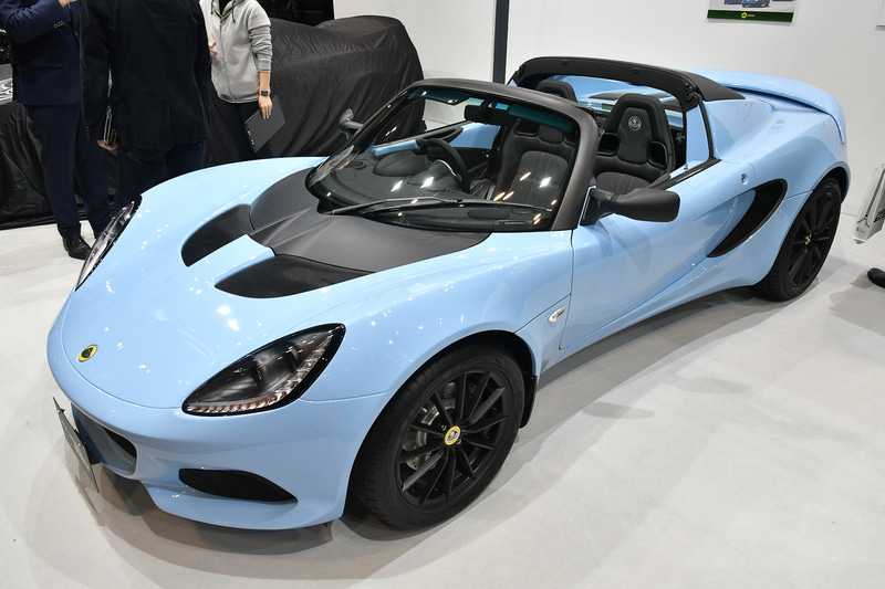 「エリーゼ スポーツ 220」はスカイブルーの特別色で装っている