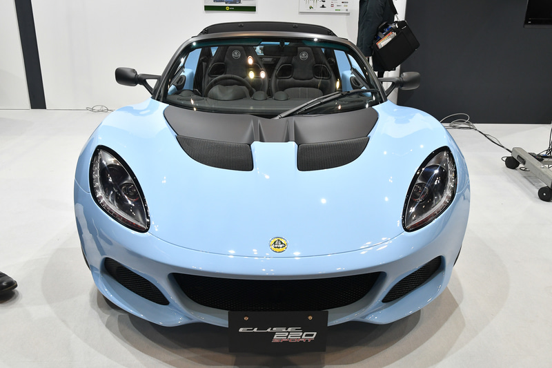 「エリーゼ スポーツ 220」はスカイブルーの特別色で装っている