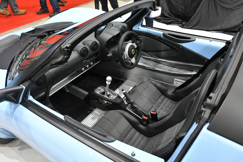 「エリーゼ スポーツ 220」はスカイブルーの特別色で装っている