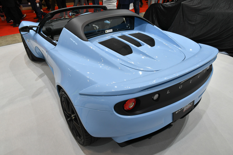 「エリーゼ スポーツ 220」はスカイブルーの特別色で装っている