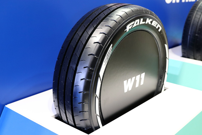 高荷重に対応するほか、専用のリブパターンでウェット性能を高めたW11