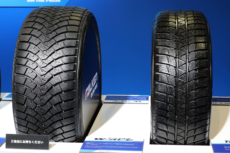 左はスタッドレスタイヤの「ESPIA W-ACE」、右はヨーロッパで冬用タイヤとしての認証も受けているオールシーズンタイヤ「EUROWINTER HS449」