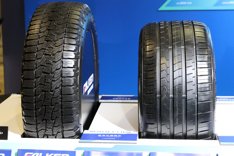 日本未発売の「WILDPEAK A/T TRAIL」（左）と「ZIEX ZE310」（右）も展示されていた