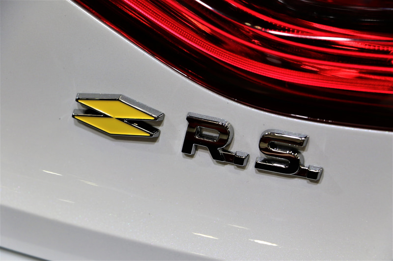 19インチ鍛造アロイホイールやメガーヌ R.S. トロフィーR 専用デカールなどを装着