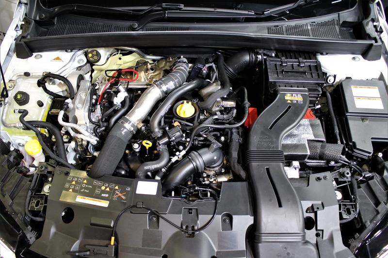 最高出力220kW（300PS）/6000rpm、最大トルク400Nm（40.8kgfm）/3200rpmを発生する直列4気筒DOHC 1.8リッター直噴ターボエンジンを搭載。トランスミッションは6速MTのみの設定