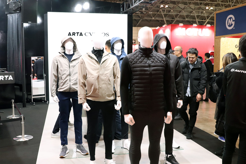 スイスの高級機械式腕時計ブランドであるCVSTOS（クストス）とのコラボレーションにより生まれた「ARTA CVSTOS」のウェアなども展示