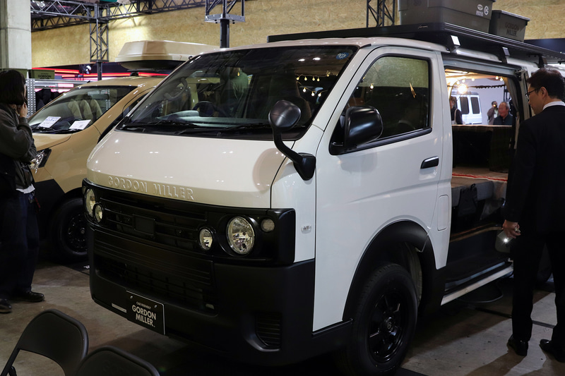 オリジナルカーレベルである「GORDON MILLER MOTORS」では、ハイエースをベース車両として用いた「GMLVAN V-01E」を参考出品している。リチウムイオン電池である「GORDON MILLER BATTERY V2300」を搭載し、電源ステーションとしての機能も備える