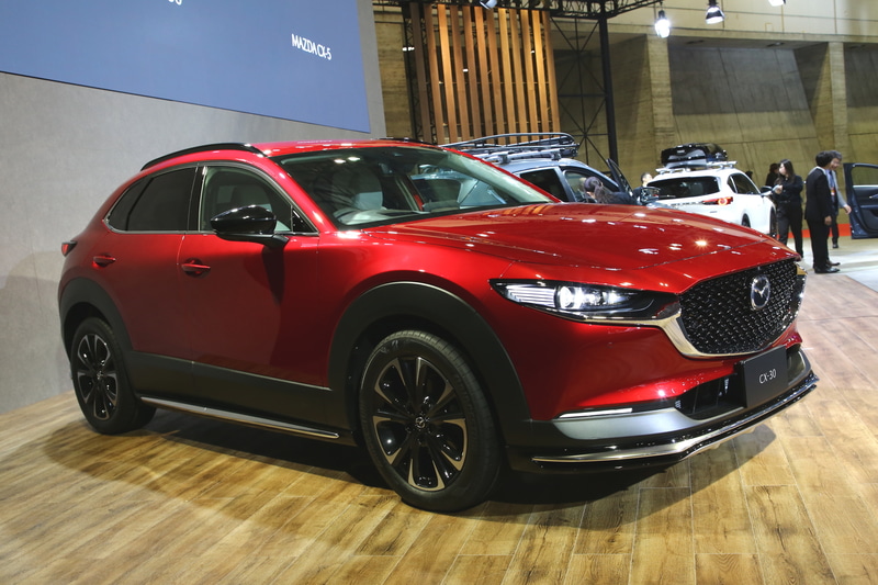 1月10日から予約受け付けを開始した「CX-30 SIGNATURE STYLE」。ベースのCX-30に対して外装は、サテンクロームのモールディングが付いたアンダーガーニッシュがフロント、サイド、リアに装備される