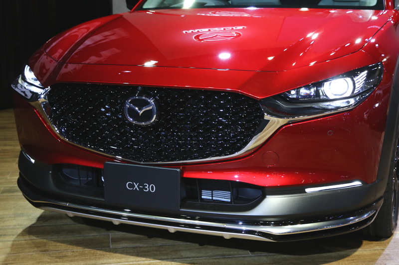 1月10日から予約受け付けを開始した「CX-30 SIGNATURE STYLE」。ベースのCX-30に対して外装は、サテンクロームのモールディングが付いたアンダーガーニッシュがフロント、サイド、リアに装備される