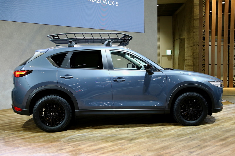 CX-5 TOUGH-SPORT STYLEはその名の通り、タフな印象を持たせるエクステリアに仕立てたモデル。アンダーガーニッシュやルーフレールにラックを装備し、CX-5をアクティブに使いこなしたいユーザーに訴求している。オフロード走行も想定したタイヤがタフスタイルのアクセントとなる
