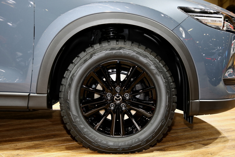 CX-5 TOUGH-SPORT STYLEはその名の通り、タフな印象を持たせるエクステリアに仕立てたモデル。アンダーガーニッシュやルーフレールにラックを装備し、CX-5をアクティブに使いこなしたいユーザーに訴求している。オフロード走行も想定したタイヤがタフスタイルのアクセントとなる