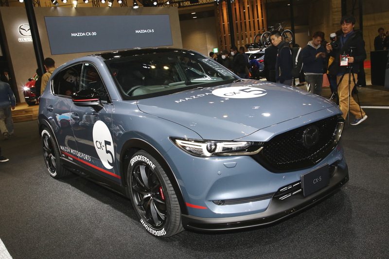 モータースポーツコンセプトとして仕立てられたCX-5。フロント、サイドリアにはアンダースカートが装備されていて、車高調整式サスペンションにより車高を下げている。ブレーキキャリパーは参考出品のブレンボ製で、ホイールはレイズ（20×8.5J）、タイヤはブリヂストン（ALENZA001 255/45R20）にリプレイス
