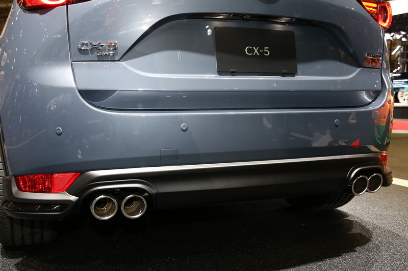 モータースポーツコンセプトとして仕立てられたCX-5。フロント、サイドリアにはアンダースカートが装備されていて、車高調整式サスペンションにより車高を下げている。ブレーキキャリパーは参考出品のブレンボ製で、ホイールはレイズ（20×8.5J）、タイヤはブリヂストン（ALENZA001 255/45R20）にリプレイス