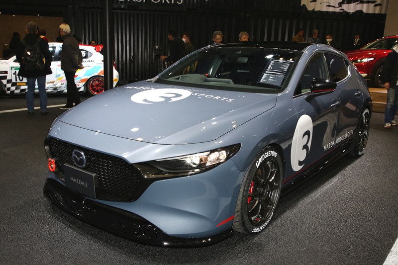 MAZDA3のモータースポーツコンセプトも、外装にアンダースカートを装備してスポーティな見た目に仕立てている。サーキット走行を想定しているため、前後にはMAZDASPEEDの可倒式けん引フックを装備。機能部品としては、マフラーがFUJITSUBO、ブレーキはブレンボ、タイヤはブリヂストン、ホイールはレイズと、見た目とともにパフォーマンスも引き上げている