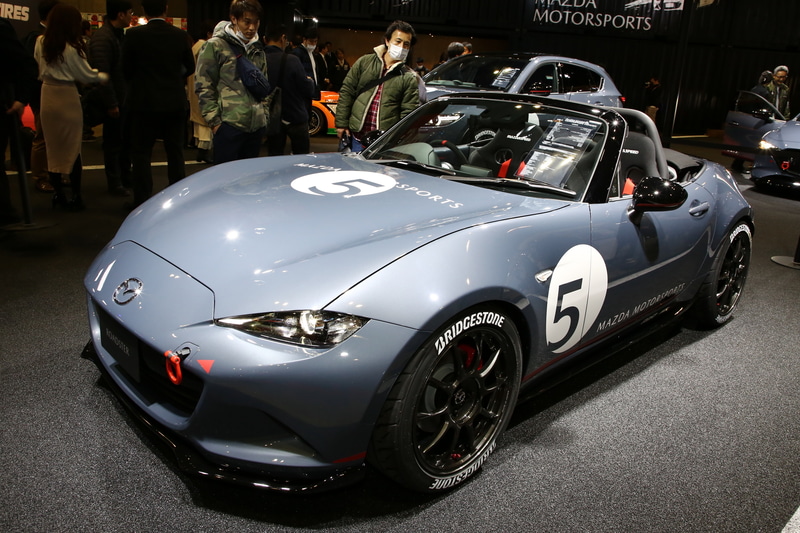 モータスポーツシーンにもっともマッチするのがロードスター。「NR-A」がベースとなっていて、ブレーキ、ホイール、タイヤ、マフラー、ステアリングなどをリプレイスし、バケットシートやハーネスも装備。このままサーキット走行に耐えられる仕様となる