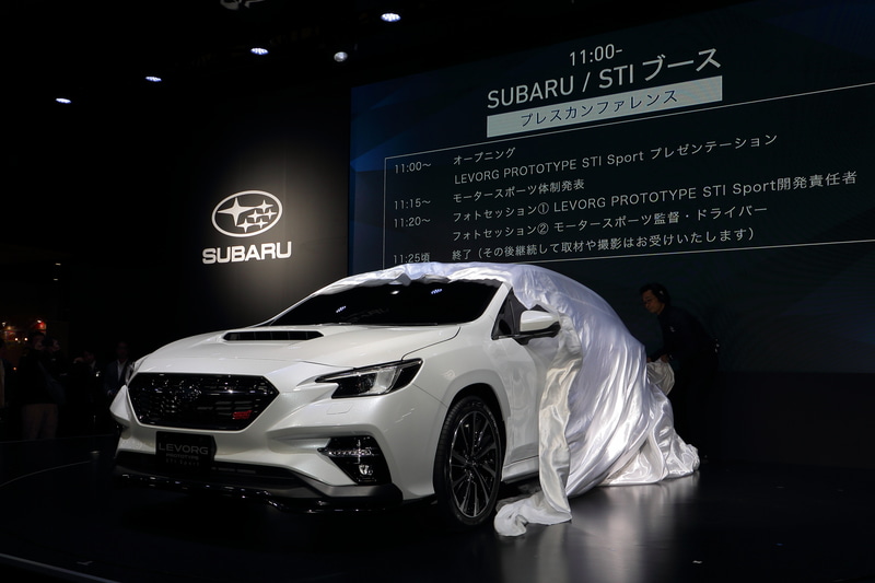 アンベールされる新型レヴォーグプロトタイプSTI Sport