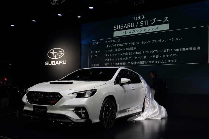 アンベールされる新型レヴォーグプロトタイプSTI Sport
