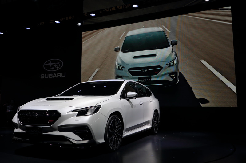 アンベールされる新型レヴォーグプロトタイプSTI Sport