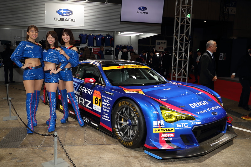 今期のSUBARU BRZ GALS BREEZEは現在決定している3名が登場。左から平野杏梨さん、あやき いくさん、津田知美さん。もう一人は今春発表予定とのことだ