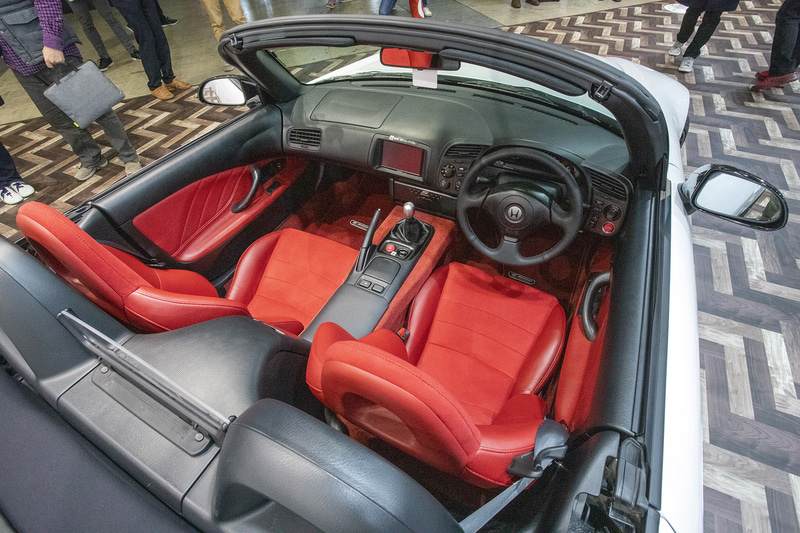S2000 20th Anniversary Prototypeではインテリアにも手が加えられた。シート表皮を張り替えているが、これはショー用のものでアクセサリーとしては用意されない