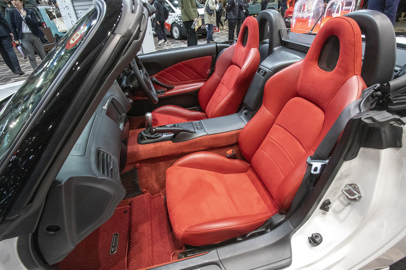 S2000 20th Anniversary Prototypeではインテリアにも手が加えられた。シート表皮を張り替えているが、これはショー用のものでアクセサリーとしては用意されない