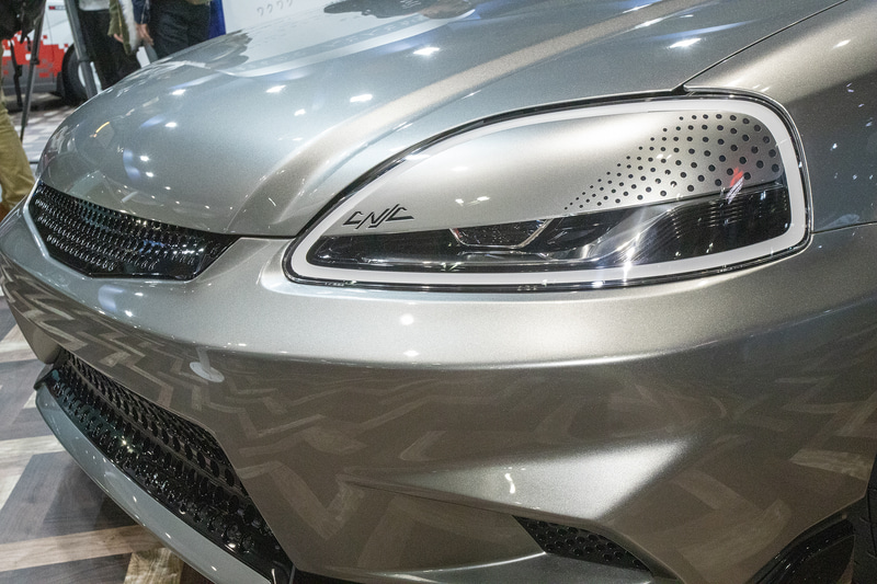 現代のクルマではヘッドライトはボディの一部というくらいデザイン的に同化している。そこでCIVIC CYBER NIGHT JAPAN CRUISER 2020ではライトをLED化して、なおかつボディ同色部分を追加。なお、ボンネットの先端はライトのカラー面と合うように延長されている