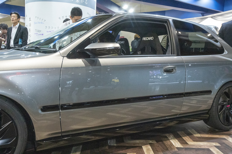 サイドモールとは機能パーツである。ということから、きちんと独立した見え方になるようにボディ同色ではなく黒くしている。全体のイメージを引き締める効果もある