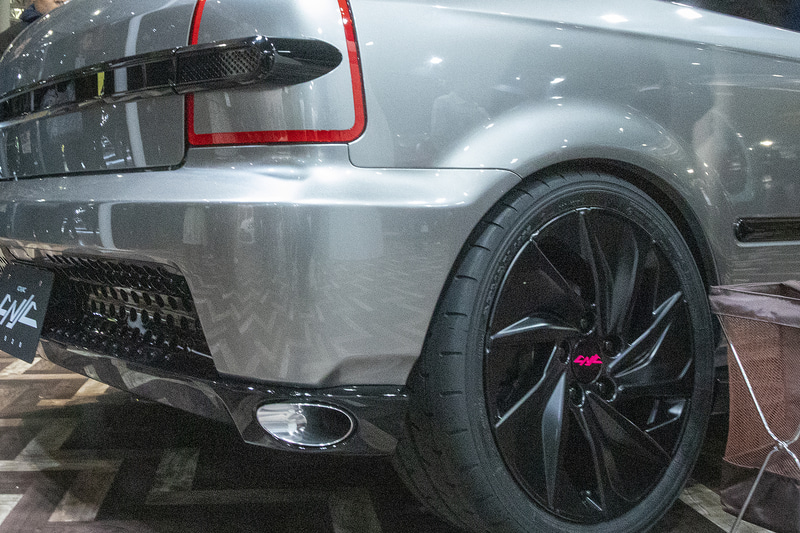 マフラーエンドは右バンパー端に