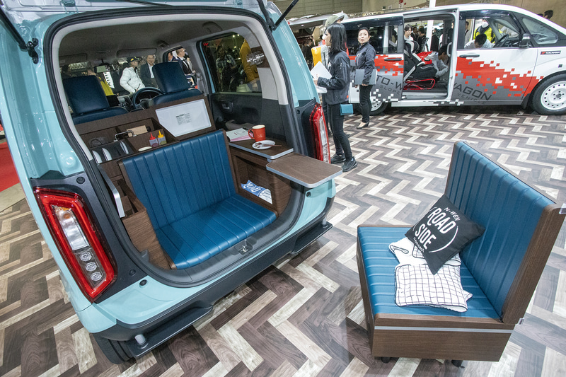 外に出ているシートと室内のシートを重ねることでフラットな荷室になる