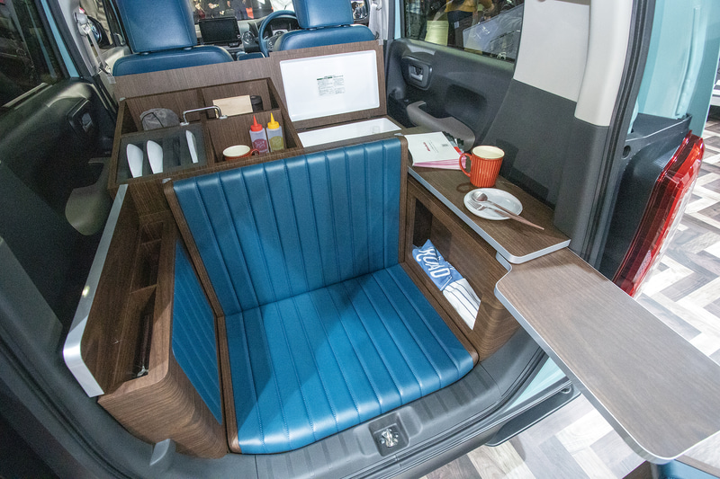 食器棚やクーラーボックス、ゴミ箱は備え付け