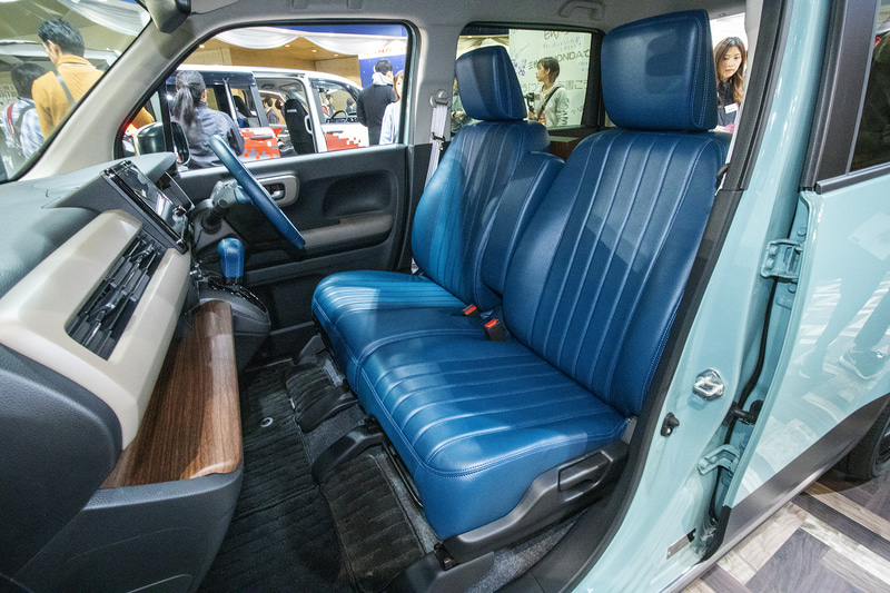 前席の表皮もリア席と同じもので張り替えている